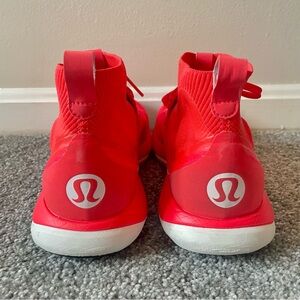 LULULEMON SIZE 9 Chargefeel Mid Workout Shoe in
Flare White Black